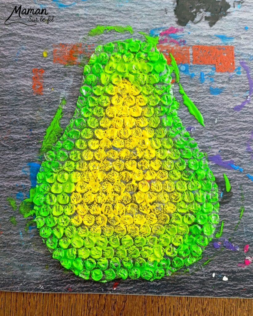 Peindre une poire rigolote avec du papier à bulles : activité créative, peinture et manuelle enfants - Technique de peinture ludique et dégradé de couleurs - Visage rigolo avec découpage et collage de papier - Lunettes en fil chenille - Bricolage - Fruits du printemps - Décoration DIY Fait maison - Bricolage facile et rapide - Thème fruits et légumes, potager, jardinage, nature, printemps, automne, hiver - Bricolage et décoration sympa et facile - Arts visuels maternelle et élémentaire - Cycles 1 et 2 - Créativité - tutoriel photos et vidéo - mslf