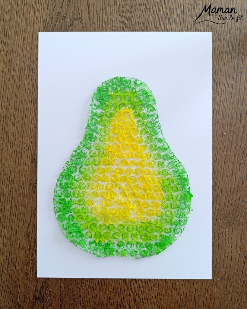 Peindre une poire rigolote avec du papier à bulles : activité créative, peinture et manuelle enfants - Technique de peinture ludique et dégradé de couleurs - Visage rigolo avec découpage et collage de papier - Lunettes en fil chenille - Bricolage - Fruits du printemps - Décoration DIY Fait maison - Bricolage facile et rapide - Thème fruits et légumes, potager, jardinage, nature, printemps, automne, hiver - Bricolage et décoration sympa et facile - Arts visuels maternelle et élémentaire - Cycles 1 et 2 - Créativité - tutoriel photos et vidéo - mslf