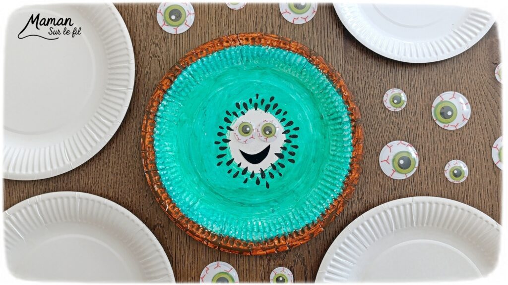 Créer un kiwi rigolo avec une assiette en carton : activité créative, peinture et manuelle enfants - Peindre le tour en marron avec de la gouache en stick, puis, le centre en vert - Dessin des pépins - Yeux mobiles flippants et bouche en papier - Décoration DIY Fait maison - Bricolage facile et rapide - Thème fruits et légumes, potager, jardinage, nature, printemps - Bricolage et décoration sympa et facile - Arts visuels maternelle et élémentaire - Cycles 1 et 2 - Créativité - tutoriel photos - mslf