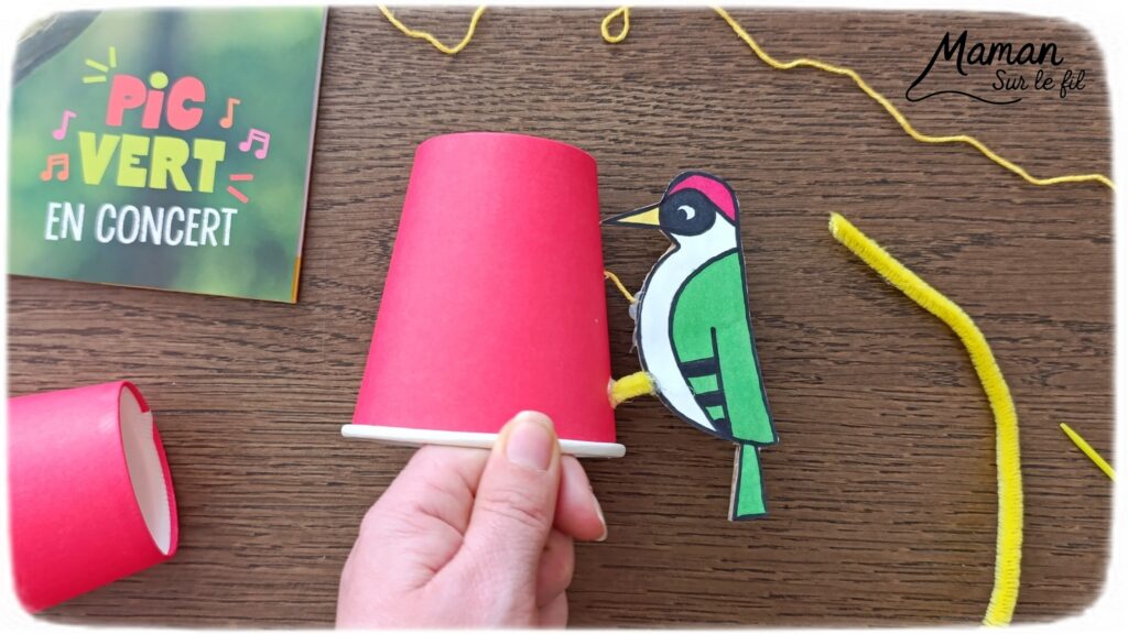 Fabriquer un pic vert accroché à son gobelet et présentation des nouveaux magazines Salamandre : activité créative, collage et manuelle et lecture enfants - Le pivert est dessiné grâce au tutoriel pas à pas de Salamandre - Collé sur du carton - Fil et gobelet pour le système du pivert qui tape le tronc d'arbre - Avis sur les nouveaux magazines Petite Salamandre sur les pics verts, Salamandre Junior sur les hamsters, et Revue Salamandre sur les loriots - Magazines parfaits pour 4 à 99 ans, enfants et adultes, amoureux de la nature et des animaux - Maternelle, Primaire et collège - 3 versions pour tout âge - Complet et qualitatif - Reportages, belles photos, BD, jeux, activités manuelles... - Bricolage et décoration DIY et facile - Bricolage Fait maison, décoration - Thème Animaux et nature, oiseaux, forêts - Bricolage sympa et facile - Code promo pour un numéro gratuit - Arts visuels Maternelle et cycle 2 - Maternelle et élémentaire - Créativité et lecture jeunesse - Cycle 1 ou 2 - tutoriel photos et vidéo - mslf