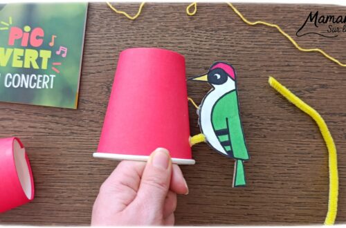 Fabriquer un pic vert accroché à son gobelet et présentation des nouveaux magazines Salamandre : activité créative, collage et manuelle et lecture enfants - Le pivert est dessiné grâce au tutoriel pas à pas de Salamandre - Collé sur du carton - Fil et gobelet pour le système du pivert qui tape le tronc d'arbre - Avis sur les nouveaux magazines Petite Salamandre sur les pics verts, Salamandre Junior sur les hamsters, et Revue Salamandre sur les loriots - Magazines parfaits pour 4 à 99 ans, enfants et adultes, amoureux de la nature et des animaux - Maternelle, Primaire et collège - 3 versions pour tout âge - Complet et qualitatif - Reportages, belles photos, BD, jeux, activités manuelles... - Bricolage et décoration DIY et facile - Bricolage Fait maison, décoration - Thème Animaux et nature, oiseaux, forêts - Bricolage sympa et facile - Code promo pour un numéro gratuit - Arts visuels Maternelle et cycle 2 - Maternelle et élémentaire - Créativité et lecture jeunesse - Cycle 1 ou 2 - tutoriel photos et vidéo - mslf