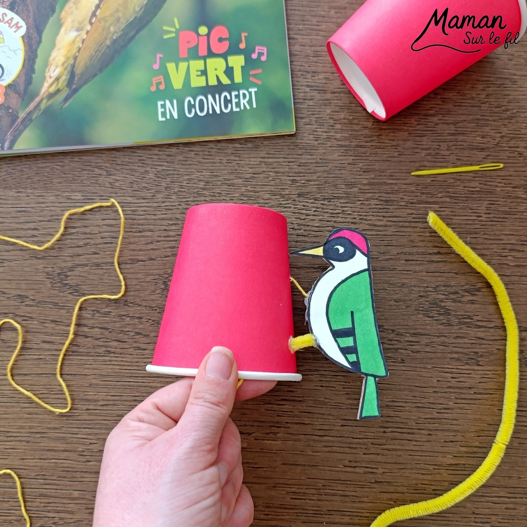 Fabriquer un pic vert accroché à son gobelet et présentation des nouveaux magazines Salamandre : activité créative, collage et manuelle et lecture enfants - Le pivert est dessiné grâce au tutoriel pas à pas de Salamandre - Collé sur du carton - Fil et gobelet pour le système du pivert qui tape le tronc d'arbre - Avis sur les nouveaux magazines Petite Salamandre sur les pics verts, Salamandre Junior sur les hamsters, et Revue Salamandre sur les loriots - Magazines parfaits pour 4 à 99 ans, enfants et adultes, amoureux de la nature et des animaux - Maternelle, Primaire et collège - 3 versions pour tout âge - Complet et qualitatif - Reportages, belles photos, BD, jeux, activités manuelles... - Bricolage et décoration DIY et facile - Bricolage Fait maison, décoration - Thème Animaux et nature, oiseaux, forêts - Bricolage sympa et facile - Code promo pour un numéro gratuit - Arts visuels Maternelle et cycle 2 - Maternelle et élémentaire - Créativité et lecture jeunesse - Cycle 1 ou 2 - tutoriel photos et vidéo - mslf