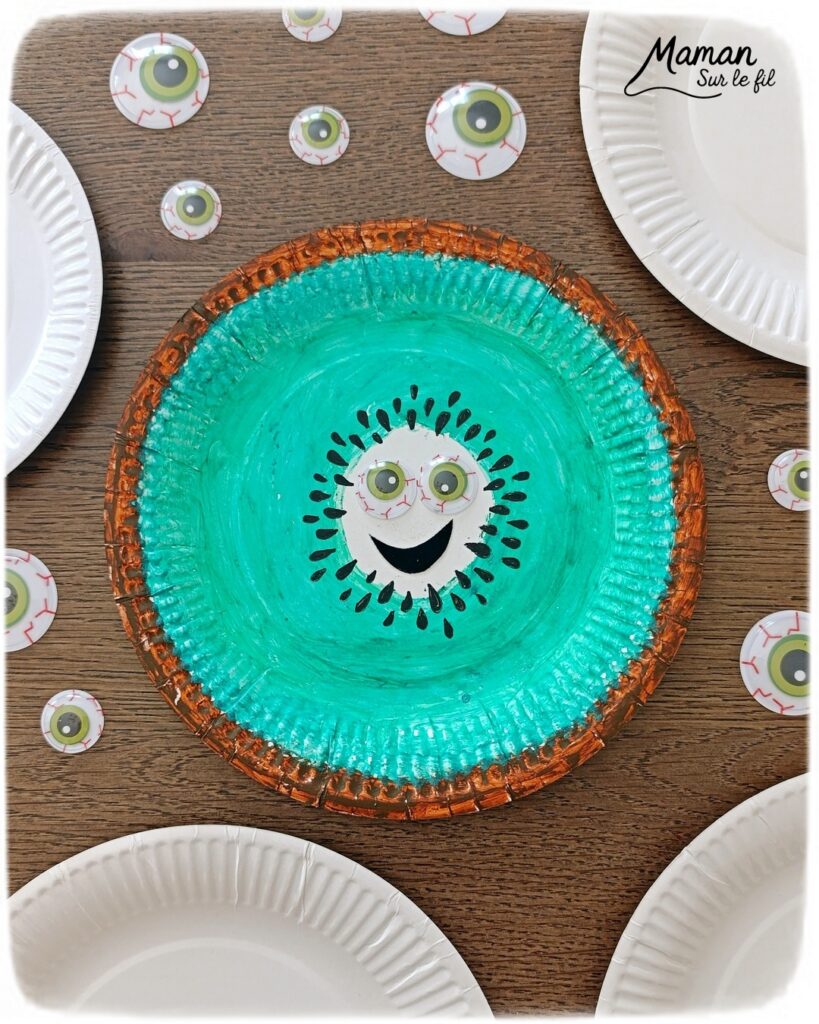 Créer un kiwi rigolo avec une assiette en carton : activité créative, peinture et manuelle enfants - Peindre le tour en marron avec de la gouache en stick, puis, le centre en vert - Dessin des pépins - Yeux mobiles flippants et bouche en papier - Décoration DIY Fait maison - Bricolage facile et rapide - Thème fruits et légumes, potager, jardinage, nature, printemps - Bricolage et décoration sympa et facile - Arts visuels maternelle et élémentaire - Cycles 1 et 2 - Créativité - tutoriel photos - mslf