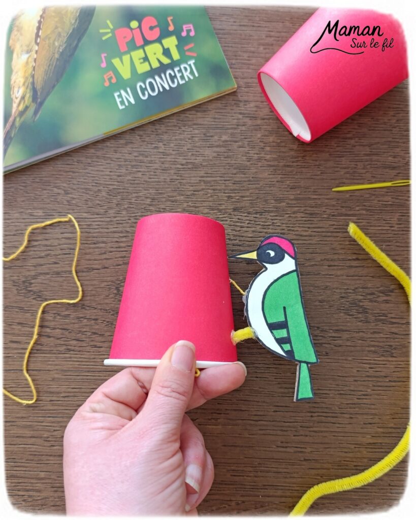 Fabriquer un pic vert accroché à son gobelet et présentation des nouveaux magazines Salamandre : activité créative, collage et manuelle et lecture enfants - Le pivert est dessiné grâce au tutoriel pas à pas de Salamandre - Collé sur du carton - Fil et gobelet pour le système du pivert qui tape le tronc d'arbre - Avis sur les nouveaux magazines Petite Salamandre sur les pics verts, Salamandre Junior sur les hamsters, et Revue Salamandre sur les loriots - Magazines parfaits pour 4 à 99 ans, enfants et adultes, amoureux de la nature et des animaux - Maternelle, Primaire et collège - 3 versions pour tout âge - Complet et qualitatif - Reportages, belles photos, BD, jeux, activités manuelles... - Bricolage et décoration DIY et facile - Bricolage Fait maison, décoration - Thème Animaux et nature, oiseaux, forêts - Bricolage sympa et facile - Code promo pour un numéro gratuit - Arts visuels Maternelle et cycle 2 - Maternelle et élémentaire - Créativité et lecture jeunesse - Cycle 1 ou 2 - tutoriel photos et vidéo - mslf