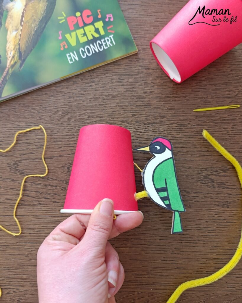 Fabriquer un pic vert accroché à son gobelet et présentation des nouveaux magazines Salamandre : activité créative, collage et manuelle et lecture enfants - Le pivert est dessiné grâce au tutoriel pas à pas de Salamandre - Collé sur du carton - Fil et gobelet pour le système du pivert qui tape le tronc d'arbre - Avis sur les nouveaux magazines Petite Salamandre sur les pics verts, Salamandre Junior sur les hamsters, et Revue Salamandre sur les loriots - Magazines parfaits pour 4 à 99 ans, enfants et adultes, amoureux de la nature et des animaux - Maternelle, Primaire et collège - 3 versions pour tout âge - Complet et qualitatif - Reportages, belles photos, BD, jeux, activités manuelles... - Bricolage et décoration DIY et facile - Bricolage Fait maison, décoration - Thème Animaux et nature, oiseaux, forêts - Bricolage sympa et facile - Code promo pour un numéro gratuit - Arts visuels Maternelle et cycle 2 - Maternelle et élémentaire - Créativité et lecture jeunesse - Cycle 1 ou 2 - tutoriel photos et vidéo - mslf