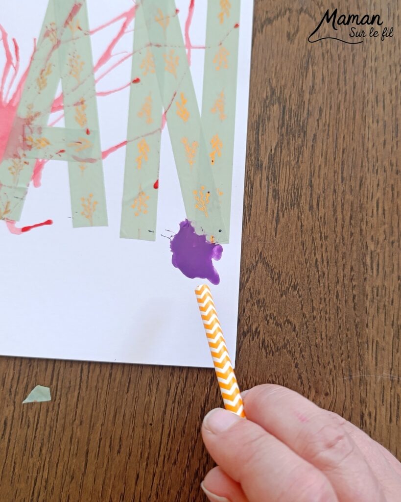 Créer une carte Maman en peinture soufflée à la paille : activité créative, peinture et manuelle enfants - Mot Maman écrit au washi ou masking tape - Tâches de peinture colorées soufflée à la paille pour un effet moderne, pop art, tag - Carte colorée, joyeux pour la fête des mères ou des pères - Cadeau DIY - Décoration DIY Fait maison - Arts visuels et Bricolage facile - Thème amour, amitié, Saint Valentin, fête des grands-mères, mères, grands-pères, pères - Bricolage et décoration sympa et facile - Arts visuels maternelle et élémentaire - Cycles 1 et 2 - Créativité - tutoriel photos - mslf
