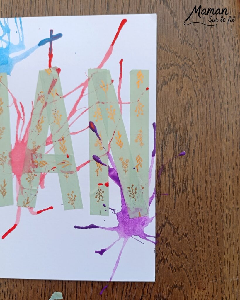 Créer une carte Maman en peinture soufflée à la paille : activité créative, peinture et manuelle enfants - Mot Maman écrit au washi ou masking tape - Tâches de peinture colorées soufflée à la paille pour un effet moderne, pop art, tag - Carte colorée, joyeux pour la fête des mères ou des pères - Cadeau DIY - Décoration DIY Fait maison - Arts visuels et Bricolage facile - Thème amour, amitié, Saint Valentin, fête des grands-mères, mères, grands-pères, pères - Bricolage et décoration sympa et facile - Arts visuels maternelle et élémentaire - Cycles 1 et 2 - Créativité - tutoriel photos - mslf