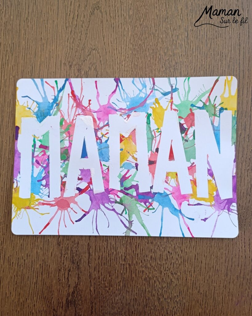 Créer une carte Maman en peinture soufflée à la paille : activité créative, peinture et manuelle enfants - Mot Maman écrit au washi ou masking tape - Tâches de peinture colorées soufflée à la paille pour un effet moderne, pop art, tag - Carte colorée, joyeux pour la fête des mères ou des pères - Cadeau DIY - Décoration DIY Fait maison - Arts visuels et Bricolage facile - Thème amour, amitié, Saint Valentin, fête des grands-mères, mères, grands-pères, pères - Bricolage et décoration sympa et facile - Arts visuels maternelle et élémentaire - Cycles 1 et 2 - Créativité - tutoriel photos - mslf