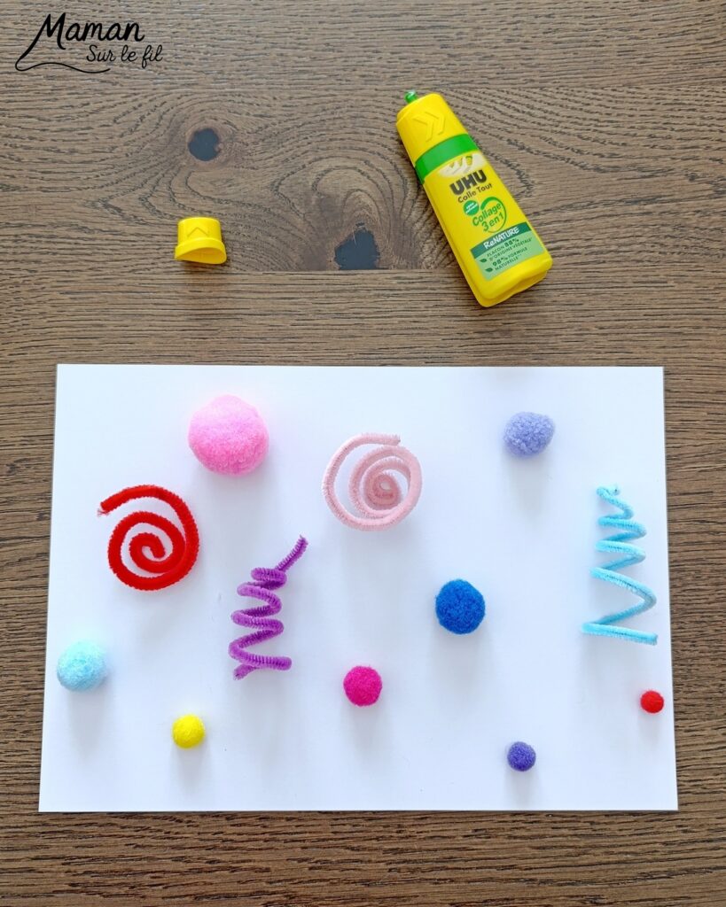 Créer un champ de fleurs avec des pompons et des fils chenille : activité créative, dessin et manuelle enfants - Volume et relief apportés par les pompons et les fils chenille torsadés différemment - Formes et couleurs différentes - Dessins et graphismes verts pour les détails : tiges, herbe, feuilles - Collage 3D - Décoration DIY Fait maison - Arts visuels et Bricolage facile - Thème fleurs, nature, printemps, jardin - Bricolage et décoration sympa et facile - Arts visuels maternelle et élémentaire - Cycles 1 et 2 - Créativité - tutoriel photos - mslf