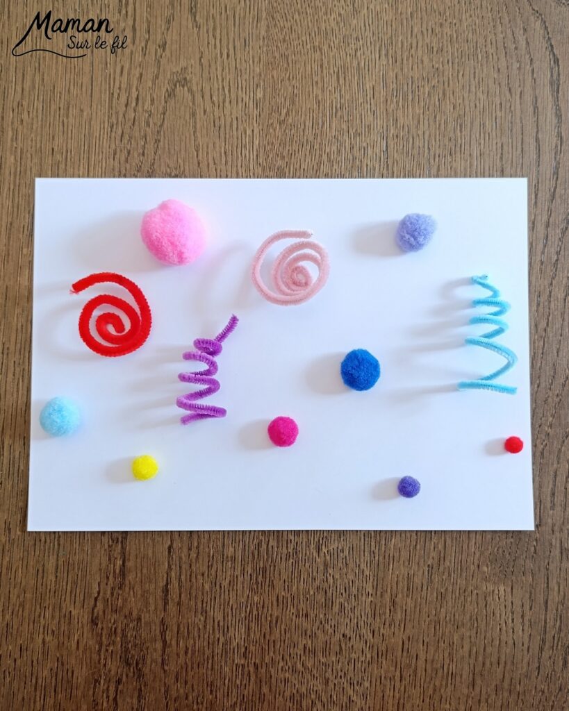 Créer un champ de fleurs avec des pompons et des fils chenille : activité créative, dessin et manuelle enfants - Volume et relief apportés par les pompons et les fils chenille torsadés différemment - Formes et couleurs différentes - Dessins et graphismes verts pour les détails : tiges, herbe, feuilles - Collage 3D - Décoration DIY Fait maison - Arts visuels et Bricolage facile - Thème fleurs, nature, printemps, jardin - Bricolage et décoration sympa et facile - Arts visuels maternelle et élémentaire - Cycles 1 et 2 - Créativité - tutoriel photos - mslf
