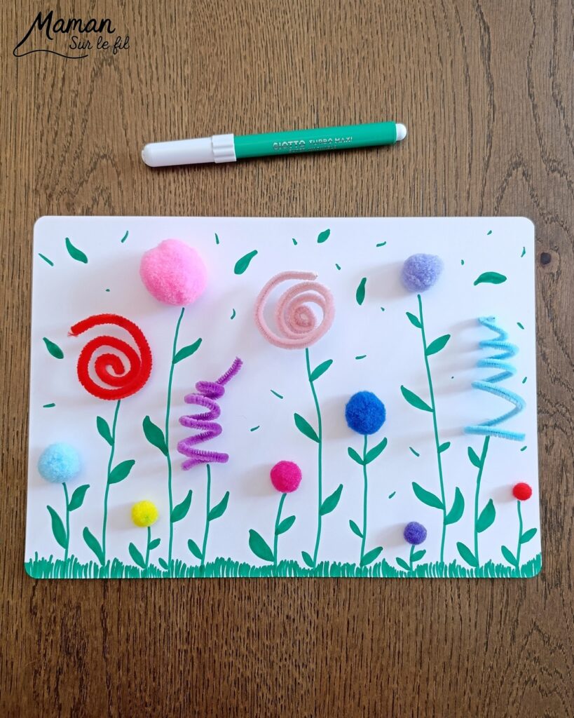Créer un champ de fleurs avec des pompons et des fils chenille : activité créative, dessin et manuelle enfants - Volume et relief apportés par les pompons et les fils chenille torsadés différemment - Formes et couleurs différentes - Dessins et graphismes verts pour les détails : tiges, herbe, feuilles - Collage 3D - Décoration DIY Fait maison - Arts visuels et Bricolage facile - Thème fleurs, nature, printemps, jardin - Bricolage et décoration sympa et facile - Arts visuels maternelle et élémentaire - Cycles 1 et 2 - Créativité - tutoriel photos - mslf