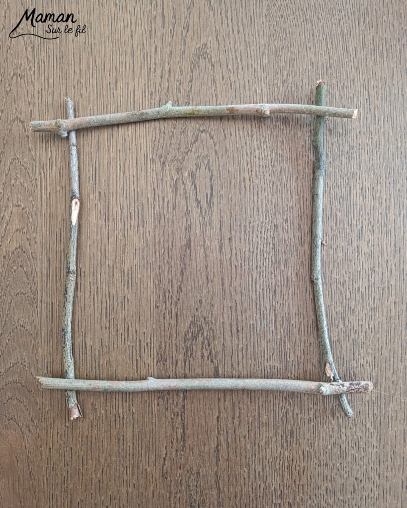 Fabriquer un cadre nature à offrir pour la fête des mères et présentation du grand guide de la nature chez Salamandre : activité créative, manuelle, nature et lecture enfants - Land art ou art nature - Cadre avec des bâtons - Laine enroulée pour faire comme un tissage - Joli rose et étiquette de Bonne fête - Cadeau DIY Fait maison pour la fête des mères ou des grands-mères - Arts visuels, Bricolage maternelle, élémentaire (cycles 1, 2 et 3) - Atelier nature, école dehors - Grand guide de la nature : encyclopédie hyper riche pour reconnaitre 2600 espèces, indices et traces pour nous accompagner sur le terrain, pendant les promenades - Avis sur les livres Salamandre, parfaits pour enfants et adultes, amoureux de la nature et des animaux - Maternelle, Primaire, collège, lycée, adultes - Thème Animaux, forêt, campagnes, oiseaux, fleurs, printemps, nature - Amour, amitié, Saint Valentin, fêtes - Bricolage sympa et facile - Arts visuels Maternelle et cycle 2 - Maternelle et élémentaire - Créativité et lecture jeunesse - Cycle 1 ou 2 - tutoriel photos - mslf