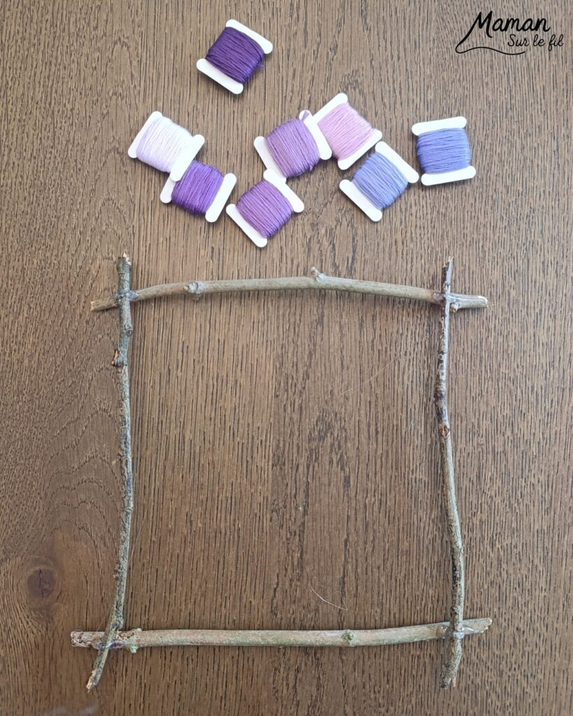 Fabriquer un cadre nature à offrir pour la fête des mères et présentation du grand guide de la nature chez Salamandre : activité créative, manuelle, nature et lecture enfants - Land art ou art nature - Cadre avec des bâtons - Laine enroulée pour faire comme un tissage - Joli rose et étiquette de Bonne fête - Cadeau DIY Fait maison pour la fête des mères ou des grands-mères - Arts visuels, Bricolage maternelle, élémentaire (cycles 1, 2 et 3) - Atelier nature, école dehors - Grand guide de la nature : encyclopédie hyper riche pour reconnaitre 2600 espèces, indices et traces pour nous accompagner sur le terrain, pendant les promenades - Avis sur les livres Salamandre, parfaits pour enfants et adultes, amoureux de la nature et des animaux - Maternelle, Primaire, collège, lycée, adultes - Thème Animaux, forêt, campagnes, oiseaux, fleurs, printemps, nature - Amour, amitié, Saint Valentin, fêtes - Bricolage sympa et facile - Arts visuels Maternelle et cycle 2 - Maternelle et élémentaire - Créativité et lecture jeunesse - Cycle 1 ou 2 - tutoriel photos - mslf
