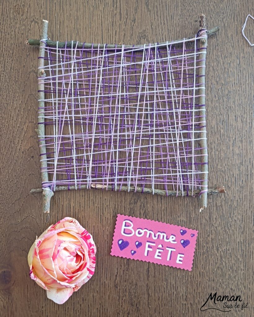 Fabriquer un cadre nature à offrir pour la fête des mères et présentation du grand guide de la nature chez Salamandre : activité créative, manuelle, nature et lecture enfants - Land art ou art nature - Cadre avec des bâtons - Laine enroulée pour faire comme un tissage - Joli rose et étiquette de Bonne fête - Cadeau DIY Fait maison pour la fête des mères ou des grands-mères - Arts visuels, Bricolage maternelle, élémentaire (cycles 1, 2 et 3) - Atelier nature, école dehors - Grand guide de la nature : encyclopédie hyper riche pour reconnaitre 2600 espèces, indices et traces pour nous accompagner sur le terrain, pendant les promenades - Avis sur les livres Salamandre, parfaits pour enfants et adultes, amoureux de la nature et des animaux - Maternelle, Primaire, collège, lycée, adultes - Thème Animaux, forêt, campagnes, oiseaux, fleurs, printemps, nature - Amour, amitié, Saint Valentin, fêtes - Bricolage sympa et facile - Arts visuels Maternelle et cycle 2 - Maternelle et élémentaire - Créativité et lecture jeunesse - Cycle 1 ou 2 - tutoriel photos - mslf