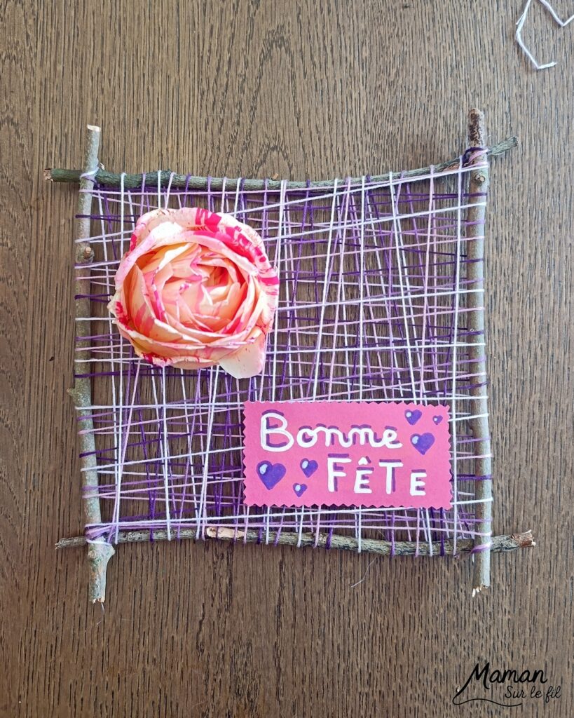 Fabriquer un cadre nature à offrir pour la fête des mères et présentation du grand guide de la nature chez Salamandre : activité créative, manuelle, nature et lecture enfants - Land art ou art nature - Cadre avec des bâtons - Laine enroulée pour faire comme un tissage - Joli rose et étiquette de Bonne fête - Cadeau DIY Fait maison pour la fête des mères ou des grands-mères - Arts visuels, Bricolage maternelle, élémentaire (cycles 1, 2 et 3) - Atelier nature, école dehors - Grand guide de la nature : encyclopédie hyper riche pour reconnaitre 2600 espèces, indices et traces pour nous accompagner sur le terrain, pendant les promenades - Avis sur les livres Salamandre, parfaits pour enfants et adultes, amoureux de la nature et des animaux - Maternelle, Primaire, collège, lycée, adultes - Thème Animaux, forêt, campagnes, oiseaux, fleurs, printemps, nature - Amour, amitié, Saint Valentin, fêtes - Bricolage sympa et facile - Arts visuels Maternelle et cycle 2 - Maternelle et élémentaire - Créativité et lecture jeunesse - Cycle 1 ou 2 - tutoriel photos - mslf