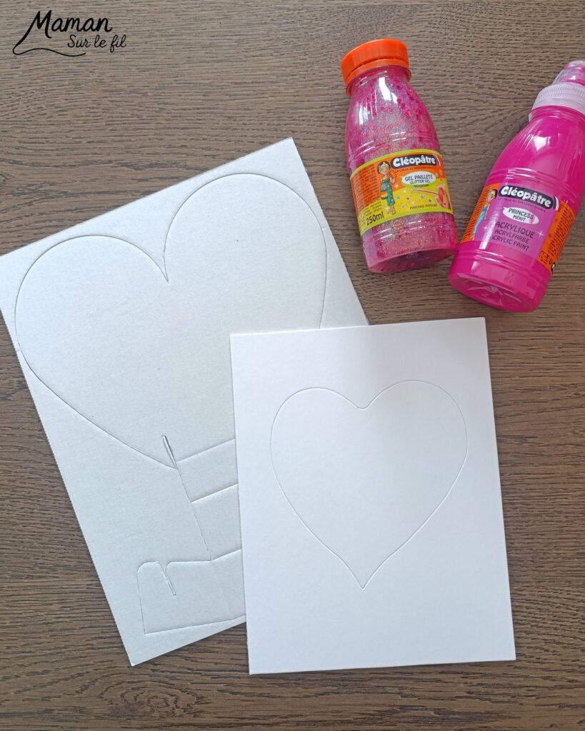 Fabriquer une carte et un support de téléphone en carton pour la fête des mères : activité créative, peinture, dessins et manuelle enfants - Matériel et supports en carton de chez Cléopâtre - Idée Cadeau à petit prix - Peinture rose, empreintes de doigts pour les coeurs, paillettes avec gel pailleté plein d'amour - Décor avec pompons blanc et message blanc et noir - Cadeau à offrir DIY Fait maison - Décoration DIY Fait maison - Arts visuels et Bricolage facile - Thème amour, amitié, Saint Valentin, fête des mères, grands-mères, pères, grands-pères - Bricolage et décoration sympa et facile - Arts visuels maternelle et élémentaire - Cycles 1 et 2 - Créativité - tutoriel photos - mslf