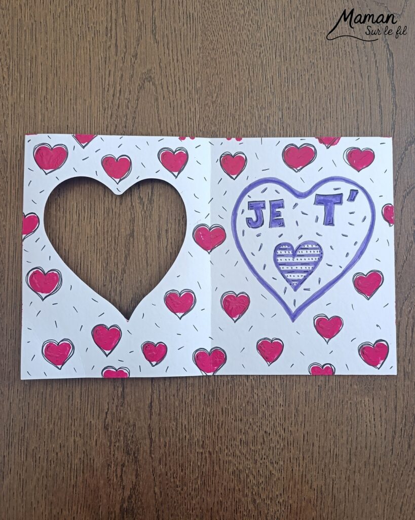 Fabriquer une carte et un support de téléphone en carton pour la fête des mères : activité créative, peinture, dessins et manuelle enfants - Matériel et supports en carton de chez Cléopâtre - Idée Cadeau à petit prix - Peinture rose, empreintes de doigts pour les coeurs, paillettes avec gel pailleté plein d'amour - Décor avec pompons blanc et message blanc et noir - Cadeau à offrir DIY Fait maison - Décoration DIY Fait maison - Arts visuels et Bricolage facile - Thème amour, amitié, Saint Valentin, fête des mères, grands-mères, pères, grands-pères - Bricolage et décoration sympa et facile - Arts visuels maternelle et élémentaire - Cycles 1 et 2 - Créativité - tutoriel photos - mslf