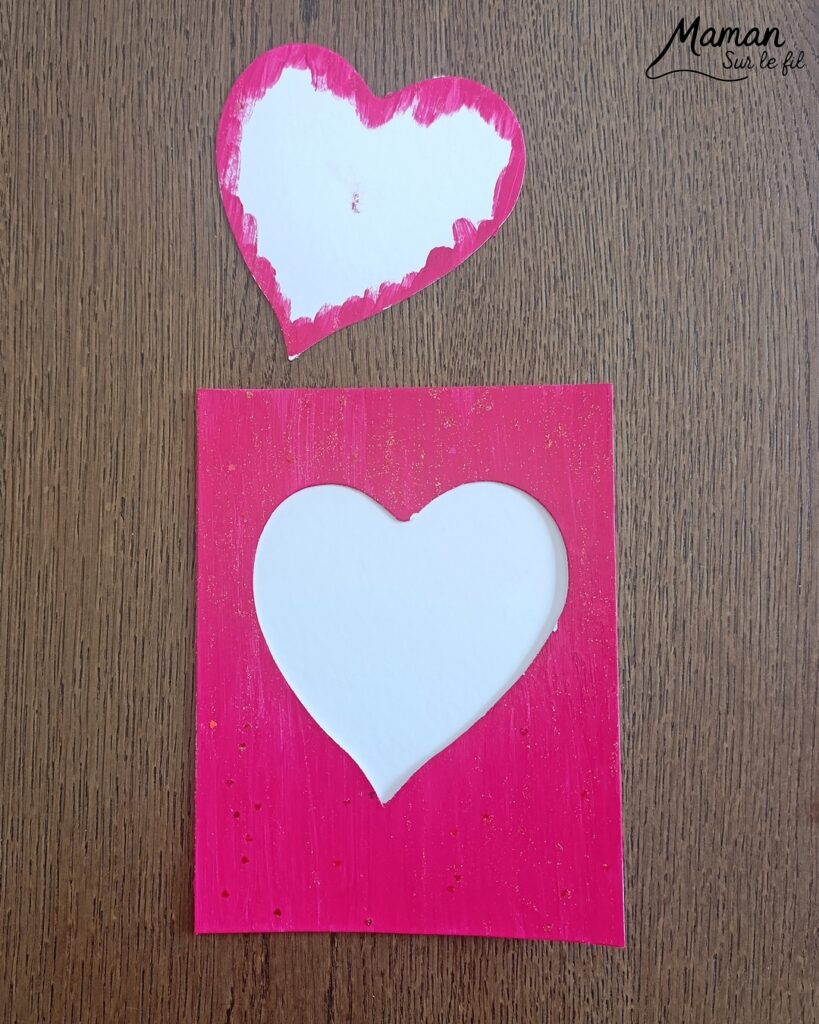 Fabriquer une carte et un support de téléphone en carton pour la fête des mères : activité créative, peinture, dessins et manuelle enfants - Matériel et supports en carton de chez Cléopâtre - Idée Cadeau à petit prix - Peinture rose, empreintes de doigts pour les coeurs, paillettes avec gel pailleté plein d'amour - Décor avec pompons blanc et message blanc et noir - Cadeau à offrir DIY Fait maison - Décoration DIY Fait maison - Arts visuels et Bricolage facile - Thème amour, amitié, Saint Valentin, fête des mères, grands-mères, pères, grands-pères - Bricolage et décoration sympa et facile - Arts visuels maternelle et élémentaire - Cycles 1 et 2 - Créativité - tutoriel photos - mslf