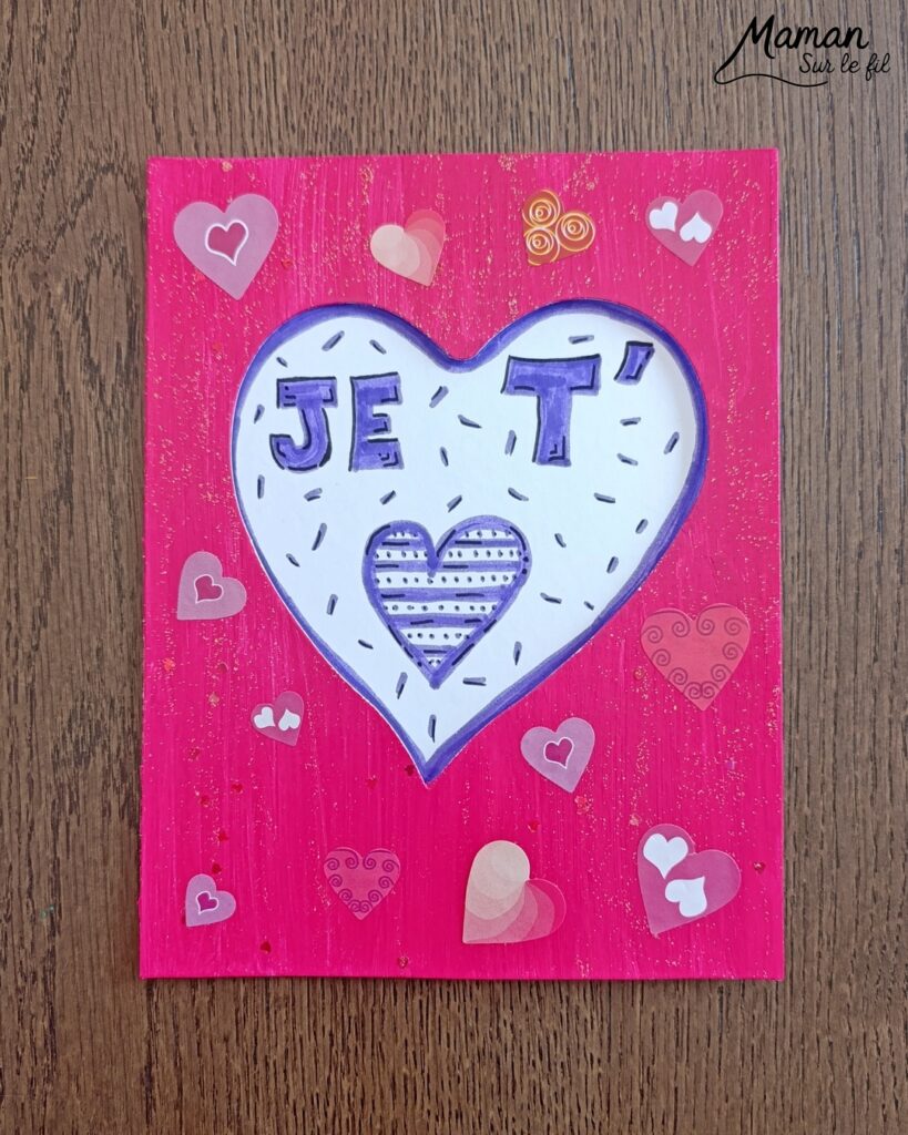 Fabriquer une carte et un support de téléphone en carton pour la fête des mères : activité créative, peinture, dessins et manuelle enfants - Matériel et supports en carton de chez Cléopâtre - Idée Cadeau à petit prix - Peinture rose, empreintes de doigts pour les coeurs, paillettes avec gel pailleté plein d'amour - Décor avec pompons blanc et message blanc et noir - Cadeau à offrir DIY Fait maison - Décoration DIY Fait maison - Arts visuels et Bricolage facile - Thème amour, amitié, Saint Valentin, fête des mères, grands-mères, pères, grands-pères - Bricolage et décoration sympa et facile - Arts visuels maternelle et élémentaire - Cycles 1 et 2 - Créativité - tutoriel photos - mslf