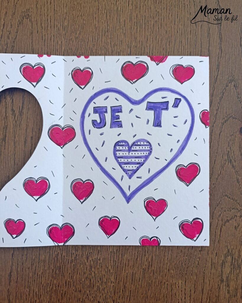 Fabriquer une carte et un support de téléphone en carton pour la fête des mères : activité créative, peinture, dessins et manuelle enfants - Matériel et supports en carton de chez Cléopâtre - Idée Cadeau à petit prix - Peinture rose, empreintes de doigts pour les coeurs, paillettes avec gel pailleté plein d'amour - Décor avec pompons blanc et message blanc et noir - Cadeau à offrir DIY Fait maison - Décoration DIY Fait maison - Arts visuels et Bricolage facile - Thème amour, amitié, Saint Valentin, fête des mères, grands-mères, pères, grands-pères - Bricolage et décoration sympa et facile - Arts visuels maternelle et élémentaire - Cycles 1 et 2 - Créativité - tutoriel photos - mslf