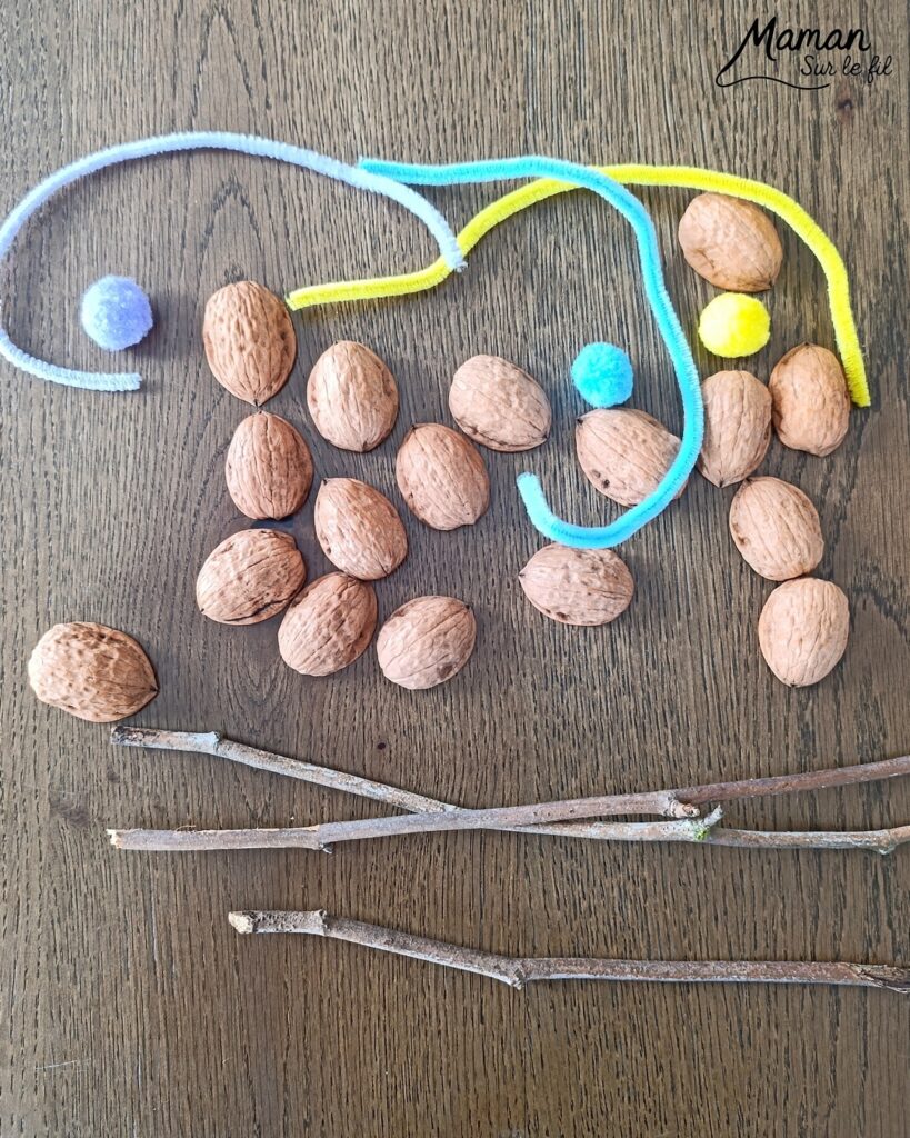 Fabriquer des fleurs avec des coquilles de noix : activité créative, récup', nature et manuelle enfants - Recyclage, surcyclage de coquilles de noix et de bâtons - Land Art - Art Nature - Coeur avec pompons couleurs pastel et feuilles avec fils chenille - Cadeau DIY Fait maison à offrir - Décoration DIY Fait maison - Arts visuels et Bricolage facile - Thème fleurs, nature, printemps, jardin, fête des mères, grands-mères, amour, Saint Valentin - Bricolage et décoration sympa et facile - Arts visuels maternelle et élémentaire - Cycles 1 et 2 - Créativité - tutoriel photos - mslf