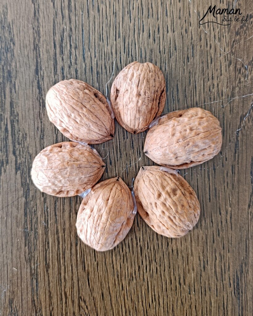 Fabriquer des fleurs avec des coquilles de noix : activité créative, récup', nature et manuelle enfants - Recyclage, surcyclage de coquilles de noix et de bâtons - Land Art - Art Nature - Coeur avec pompons couleurs pastel et feuilles avec fils chenille - Cadeau DIY Fait maison à offrir - Décoration DIY Fait maison - Arts visuels et Bricolage facile - Thème fleurs, nature, printemps, jardin, fête des mères, grands-mères, amour, Saint Valentin - Bricolage et décoration sympa et facile - Arts visuels maternelle et élémentaire - Cycles 1 et 2 - Créativité - tutoriel photos - mslf