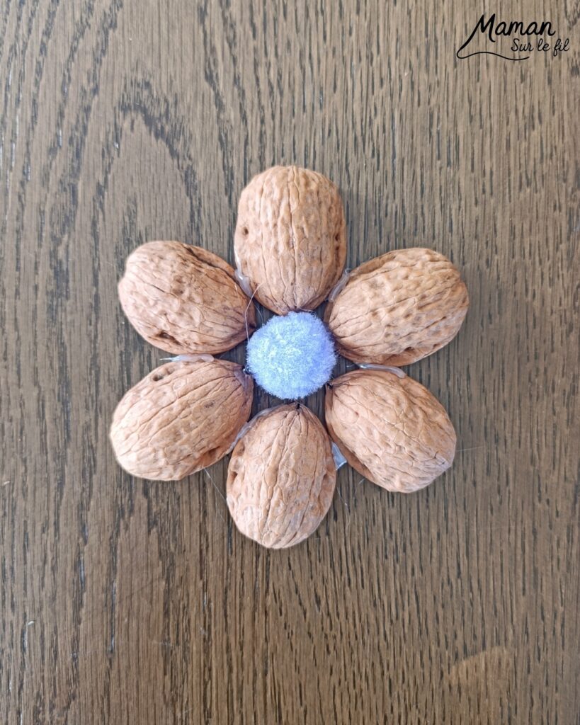 Fabriquer des fleurs avec des coquilles de noix : activité créative, récup', nature et manuelle enfants - Recyclage, surcyclage de coquilles de noix et de bâtons - Land Art - Art Nature - Coeur avec pompons couleurs pastel et feuilles avec fils chenille - Cadeau DIY Fait maison à offrir - Décoration DIY Fait maison - Arts visuels et Bricolage facile - Thème fleurs, nature, printemps, jardin, fête des mères, grands-mères, amour, Saint Valentin - Bricolage et décoration sympa et facile - Arts visuels maternelle et élémentaire - Cycles 1 et 2 - Créativité - tutoriel photos - mslf