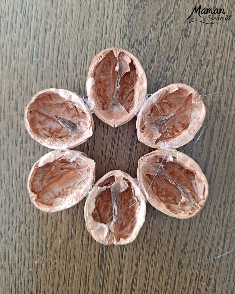 Fabriquer des fleurs avec des coquilles de noix : activité créative, récup', nature et manuelle enfants - Recyclage, surcyclage de coquilles de noix et de bâtons - Land Art - Art Nature - Coeur avec pompons couleurs pastel et feuilles avec fils chenille - Cadeau DIY Fait maison à offrir - Décoration DIY Fait maison - Arts visuels et Bricolage facile - Thème fleurs, nature, printemps, jardin, fête des mères, grands-mères, amour, Saint Valentin - Bricolage et décoration sympa et facile - Arts visuels maternelle et élémentaire - Cycles 1 et 2 - Créativité - tutoriel photos - mslf