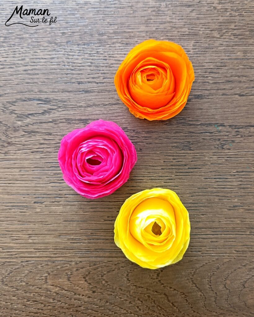 Fabriquer des roses à offrir pour la fête des mères avec des cercles de papier de soie : activité créative, récup' et manuelle enfants - Recyclage, surcyclage de papiers de soie pour la fleur et de rouleaux de papier toilette PQ en carton pour le support - Géométrie et cercles - Découpage et collage Cadeau DIY - Décoration DIY Fait maison - Arts visuels et Bricolage facile - Thème fleurs, nature, printemps, jardin, fête des grands-mères, mères, grands-pères, pères, amour, saint-valentin - Bricolage et décoration sympa et facile - Arts visuels maternelle et élémentaire - Cycles 1 et 2 - Créativité - tutoriel photos et vidéo - mslf
