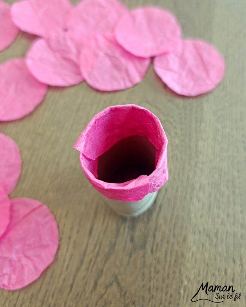 Fabriquer des roses à offrir pour la fête des mères avec des cercles de papier de soie : activité créative, récup' et manuelle enfants - Recyclage, surcyclage de papiers de soie pour la fleur et de rouleaux de papier toilette PQ en carton pour le support - Géométrie et cercles - Découpage et collage Cadeau DIY - Décoration DIY Fait maison - Arts visuels et Bricolage facile - Thème fleurs, nature, printemps, jardin, fête des grands-mères, mères, grands-pères, pères, amour, saint-valentin - Bricolage et décoration sympa et facile - Arts visuels maternelle et élémentaire - Cycles 1 et 2 - Créativité - tutoriel photos et vidéo - mslf