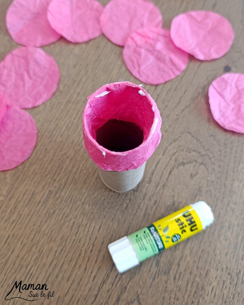 Fabriquer des roses à offrir pour la fête des mères avec des cercles de papier de soie : activité créative, récup' et manuelle enfants - Recyclage, surcyclage de papiers de soie pour la fleur et de rouleaux de papier toilette PQ en carton pour le support - Géométrie et cercles - Découpage et collage Cadeau DIY - Décoration DIY Fait maison - Arts visuels et Bricolage facile - Thème fleurs, nature, printemps, jardin, fête des grands-mères, mères, grands-pères, pères, amour, saint-valentin - Bricolage et décoration sympa et facile - Arts visuels maternelle et élémentaire - Cycles 1 et 2 - Créativité - tutoriel photos et vidéo - mslf