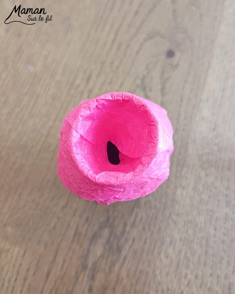 Fabriquer des roses à offrir pour la fête des mères avec des cercles de papier de soie : activité créative, récup' et manuelle enfants - Recyclage, surcyclage de papiers de soie pour la fleur et de rouleaux de papier toilette PQ en carton pour le support - Géométrie et cercles - Découpage et collage Cadeau DIY - Décoration DIY Fait maison - Arts visuels et Bricolage facile - Thème fleurs, nature, printemps, jardin, fête des grands-mères, mères, grands-pères, pères, amour, saint-valentin - Bricolage et décoration sympa et facile - Arts visuels maternelle et élémentaire - Cycles 1 et 2 - Créativité - tutoriel photos et vidéo - mslf