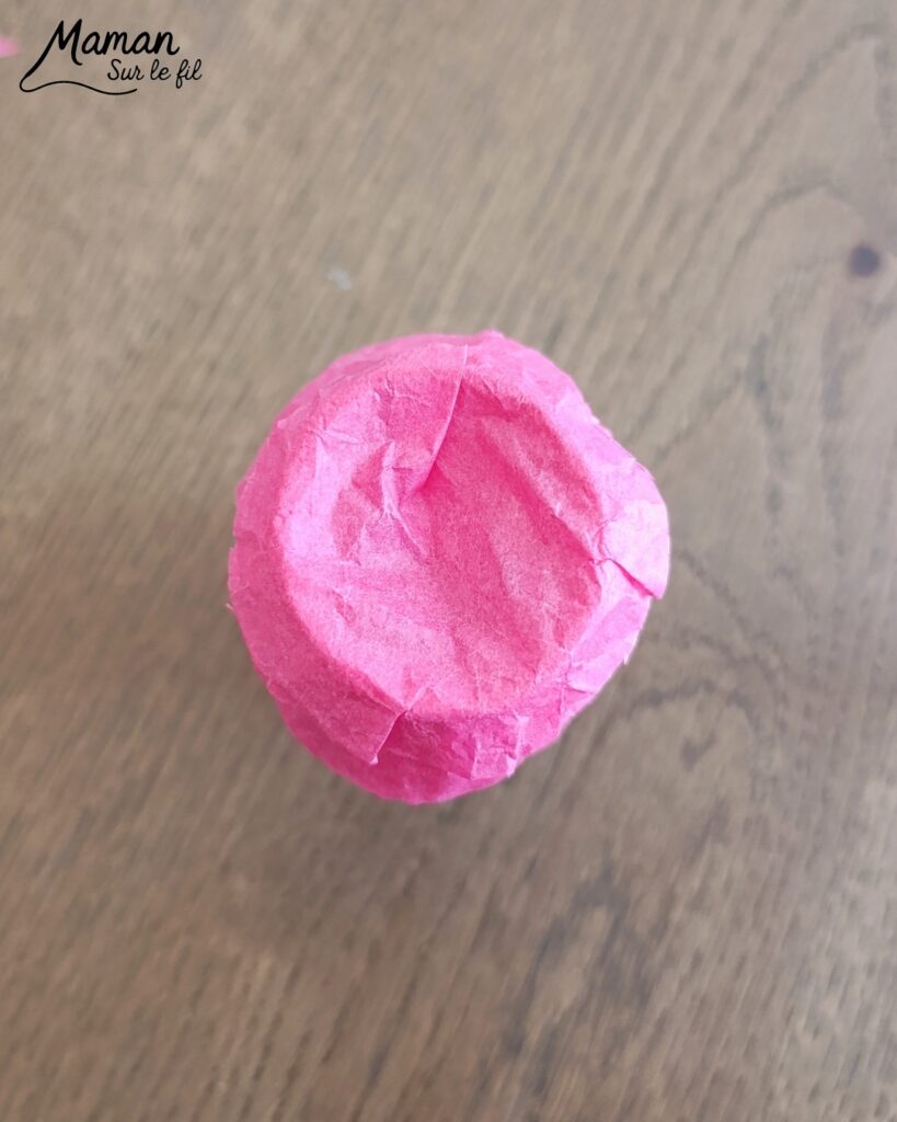 Fabriquer des roses à offrir pour la fête des mères avec des cercles de papier de soie : activité créative, récup' et manuelle enfants - Recyclage, surcyclage de papiers de soie pour la fleur et de rouleaux de papier toilette PQ en carton pour le support - Géométrie et cercles - Découpage et collage Cadeau DIY - Décoration DIY Fait maison - Arts visuels et Bricolage facile - Thème fleurs, nature, printemps, jardin, fête des grands-mères, mères, grands-pères, pères, amour, saint-valentin - Bricolage et décoration sympa et facile - Arts visuels maternelle et élémentaire - Cycles 1 et 2 - Créativité - tutoriel photos et vidéo - mslf