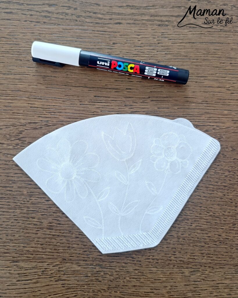 Fleurs avec des filtres à café et de l'encre : activité créative, peinture, dessins et manuelle enfants - Expérience magique grâce aux dessins faits au marqueur Peinture Posca blanc - Magie avec les fleurs qui apparaissent quand on dépose les gouttes d'encre à la pipette - Motricité fine - Décoration DIY Fait maison - Arts visuels et Bricolage facile - Thème fleurs, nature, printemps, jardin - Bricolage et décoration sympa et facile - Arts visuels maternelle et élémentaire - Cycles 1 et 2 - Créativité - tutoriel photos et vidéo - mslf
