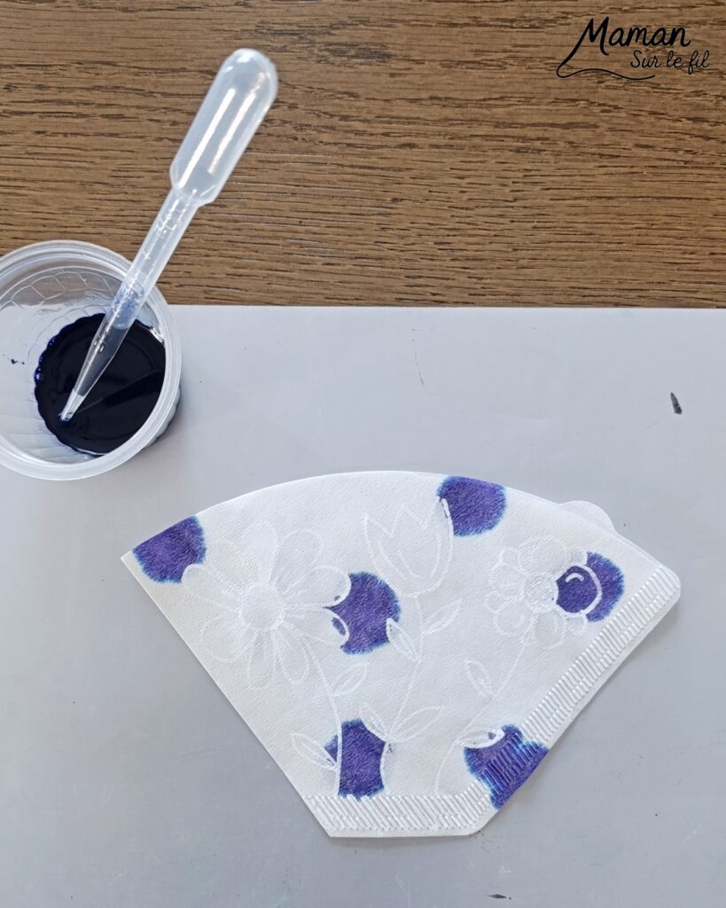 Fleurs avec des filtres à café et de l'encre : activité créative, peinture, dessins et manuelle enfants - Expérience magique grâce aux dessins faits au marqueur Peinture Posca blanc - Magie avec les fleurs qui apparaissent quand on dépose les gouttes d'encre à la pipette - Motricité fine - Décoration DIY Fait maison - Arts visuels et Bricolage facile - Thème fleurs, nature, printemps, jardin - Bricolage et décoration sympa et facile - Arts visuels maternelle et élémentaire - Cycles 1 et 2 - Créativité - tutoriel photos et vidéo - mslf