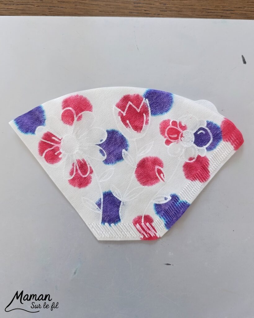 Fleurs avec des filtres à café et de l'encre : activité créative, peinture, dessins et manuelle enfants - Expérience magique grâce aux dessins faits au marqueur Peinture Posca blanc - Magie avec les fleurs qui apparaissent quand on dépose les gouttes d'encre à la pipette - Motricité fine - Décoration DIY Fait maison - Arts visuels et Bricolage facile - Thème fleurs, nature, printemps, jardin - Bricolage et décoration sympa et facile - Arts visuels maternelle et élémentaire - Cycles 1 et 2 - Créativité - tutoriel photos et vidéo - mslf