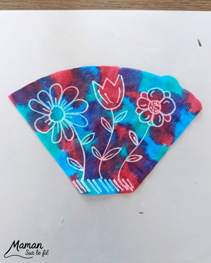 Fleurs avec des filtres à café et de l'encre : activité créative, peinture, dessins et manuelle enfants - Expérience magique grâce aux dessins faits au marqueur Peinture Posca blanc - Magie avec les fleurs qui apparaissent quand on dépose les gouttes d'encre à la pipette - Motricité fine - Décoration DIY Fait maison - Arts visuels et Bricolage facile - Thème fleurs, nature, printemps, jardin - Bricolage et décoration sympa et facile - Arts visuels maternelle et élémentaire - Cycles 1 et 2 - Créativité - tutoriel photos et vidéo - mslf
