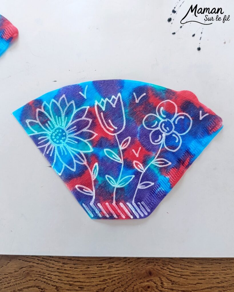 Fleurs avec des filtres à café et de l'encre : activité créative, peinture, dessins et manuelle enfants - Expérience magique grâce aux dessins faits au marqueur Peinture Posca blanc - Magie avec les fleurs qui apparaissent quand on dépose les gouttes d'encre à la pipette - Motricité fine - Décoration DIY Fait maison - Arts visuels et Bricolage facile - Thème fleurs, nature, printemps, jardin - Bricolage et décoration sympa et facile - Arts visuels maternelle et élémentaire - Cycles 1 et 2 - Créativité - tutoriel photos et vidéo - mslf
