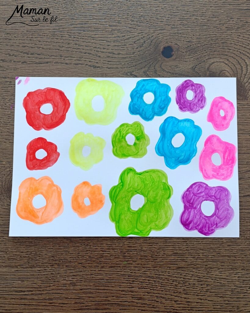 Créer un champ de fleurs Arc-en-ciel avec graphismes noirs : activité créative, peinture, dessins et manuelle enfants - Peindre des tâches aux couleurs de l'arc-en-ciel avec de la peinture type aquarelle pour enfants - Couleurs fluos - Découpage et collage - Dessins et fond noirs pour le contraste - Décoration DIY Fait maison - Arts visuels et Bricolage facile - Thème fleurs, nature, printemps, jardin, météo - Bricolage et décoration sympa et facile - Arts visuels maternelle et élémentaire - Cycles 1 et 2 - Créativité - tutoriel photos - mslf