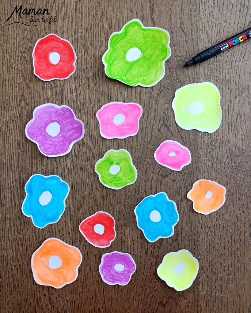 Créer un champ de fleurs Arc-en-ciel avec graphismes noirs : activité créative, peinture, dessins et manuelle enfants - Peindre des tâches aux couleurs de l'arc-en-ciel avec de la peinture type aquarelle pour enfants - Couleurs fluos - Découpage et collage - Dessins et fond noirs pour le contraste - Décoration DIY Fait maison - Arts visuels et Bricolage facile - Thème fleurs, nature, printemps, jardin, météo - Bricolage et décoration sympa et facile - Arts visuels maternelle et élémentaire - Cycles 1 et 2 - Créativité - tutoriel photos - mslf