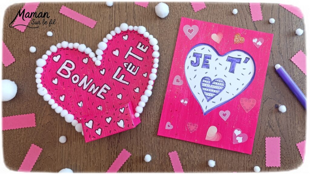 Fabriquer une carte et un support de téléphone en carton pour la fête des mères : activité créative, peinture, dessins et manuelle enfants - Matériel et supports en carton de chez Cléopâtre - Idée Cadeau à petit prix - Peinture rose, empreintes de doigts pour les coeurs, paillettes avec gel pailleté plein d'amour - Décor avec pompons blanc et message blanc et noir - Cadeau à offrir DIY Fait maison - Décoration DIY Fait maison - Arts visuels et Bricolage facile - Thème amour, amitié, Saint Valentin, fête des mères, grands-mères, pères, grands-pères - Bricolage et décoration sympa et facile - Arts visuels maternelle et élémentaire - Cycles 1 et 2 - Créativité - tutoriel photos - mslf