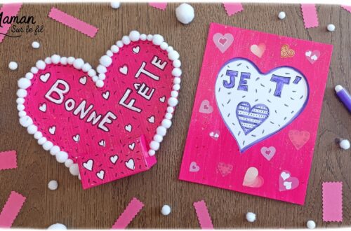 Fabriquer une carte et un support de téléphone en carton pour la fête des mères : activité créative, peinture, dessins et manuelle enfants - Matériel et supports en carton de chez Cléopâtre - Idée Cadeau à petit prix - Peinture rose, empreintes de doigts pour les coeurs, paillettes avec gel pailleté plein d'amour - Décor avec pompons blanc et message blanc et noir - Cadeau à offrir DIY Fait maison - Décoration DIY Fait maison - Arts visuels et Bricolage facile - Thème amour, amitié, Saint Valentin, fête des mères, grands-mères, pères, grands-pères - Bricolage et décoration sympa et facile - Arts visuels maternelle et élémentaire - Cycles 1 et 2 - Créativité - tutoriel photos - mslf