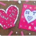 Fabriquer une carte et un support de téléphone en carton pour la fête des mères : activité créative, peinture, dessins et manuelle enfants - Matériel et supports en carton de chez Cléopâtre - Idée Cadeau à petit prix - Peinture rose, empreintes de doigts pour les coeurs, paillettes avec gel pailleté plein d'amour - Décor avec pompons blanc et message blanc et noir - Cadeau à offrir DIY Fait maison - Décoration DIY Fait maison - Arts visuels et Bricolage facile - Thème amour, amitié, Saint Valentin, fête des mères, grands-mères, pères, grands-pères - Bricolage et décoration sympa et facile - Arts visuels maternelle et élémentaire - Cycles 1 et 2 - Créativité - tutoriel photos - mslf