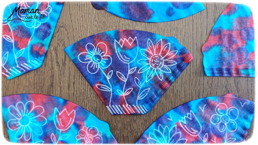 Fleurs avec des filtres à café et de l'encre : activité créative, peinture, dessins et manuelle enfants - Expérience magique grâce aux dessins faits au marqueur Peinture Posca blanc - Magie avec les fleurs qui apparaissent quand on dépose les gouttes d'encre à la pipette - Motricité fine - Décoration DIY Fait maison - Arts visuels et Bricolage facile - Thème fleurs, nature, printemps, jardin - Bricolage et décoration sympa et facile - Arts visuels maternelle et élémentaire - Cycles 1 et 2 - Créativité - tutoriel photos et vidéo - mslf
