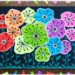 Créer un champ de fleurs Arc-en-ciel avec graphismes noirs : activité créative, peinture, dessins et manuelle enfants - Peindre des tâches aux couleurs de l'arc-en-ciel avec de la peinture type aquarelle pour enfants - Couleurs fluos - Découpage et collage - Dessins et fond noirs pour le contraste - Décoration DIY Fait maison - Arts visuels et Bricolage facile - Thème fleurs, nature, printemps, jardin, météo - Bricolage et décoration sympa et facile - Arts visuels maternelle et élémentaire - Cycles 1 et 2 - Créativité - tutoriel photos - mslf