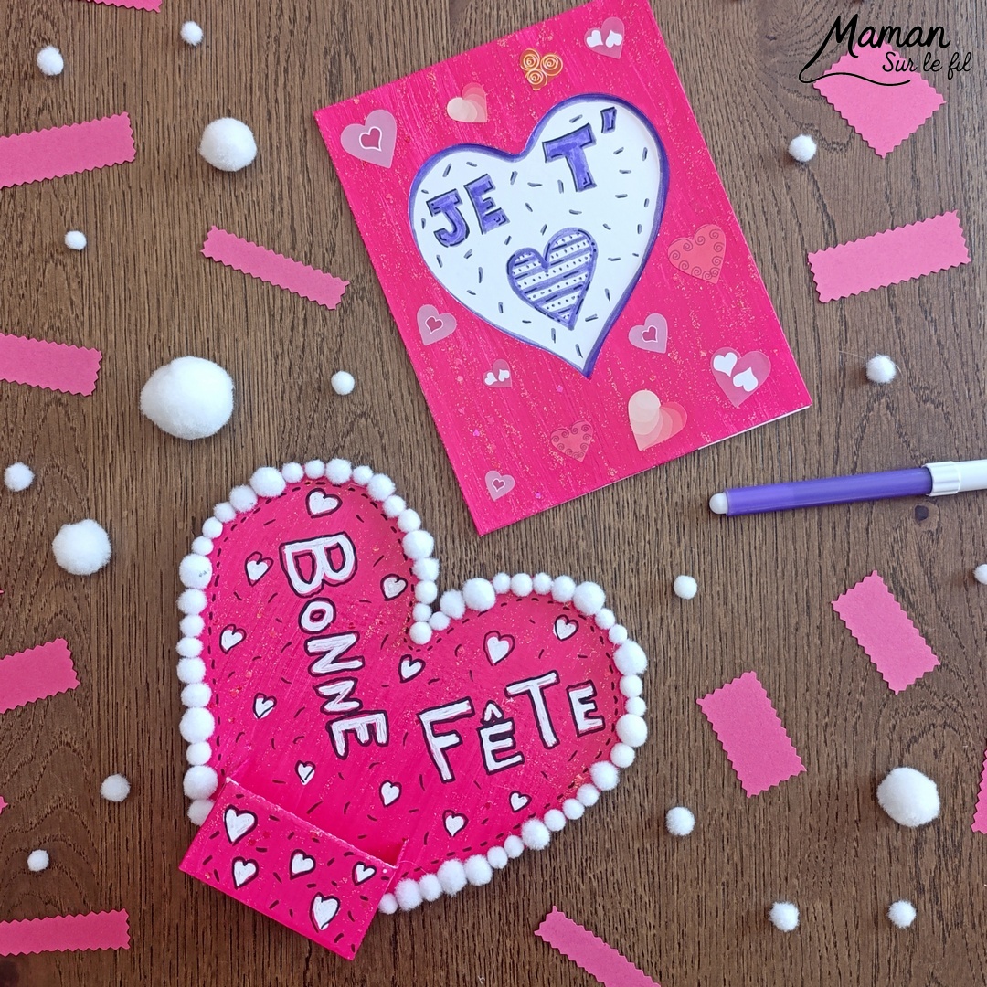 Fabriquer une carte et un support de téléphone en carton pour la fête des mères : activité créative, peinture, dessins et manuelle enfants - Matériel et supports en carton de chez Cléopâtre - Idée Cadeau à petit prix - Peinture rose, empreintes de doigts pour les coeurs, paillettes avec gel pailleté plein d'amour - Décor avec pompons blanc et message blanc et noir - Cadeau à offrir DIY Fait maison - Décoration DIY Fait maison - Arts visuels et Bricolage facile - Thème amour, amitié, Saint Valentin, fête des mères, grands-mères, pères, grands-pères - Bricolage et décoration sympa et facile - Arts visuels maternelle et élémentaire - Cycles 1 et 2 - Créativité - tutoriel photos - mslf