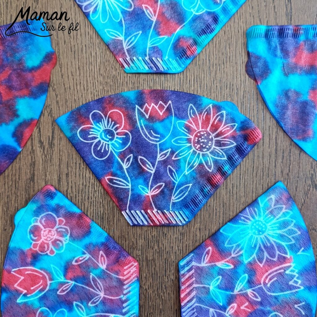 Fleurs avec des filtres à café et de l'encre : activité créative, peinture, dessins et manuelle enfants - Expérience magique grâce aux dessins faits au marqueur Peinture Posca blanc - Magie avec les fleurs qui apparaissent quand on dépose les gouttes d'encre à la pipette - Motricité fine - Décoration DIY Fait maison - Arts visuels et Bricolage facile - Thème fleurs, nature, printemps, jardin - Bricolage et décoration sympa et facile - Arts visuels maternelle et élémentaire - Cycles 1 et 2 - Créativité - tutoriel photos et vidéo - mslf