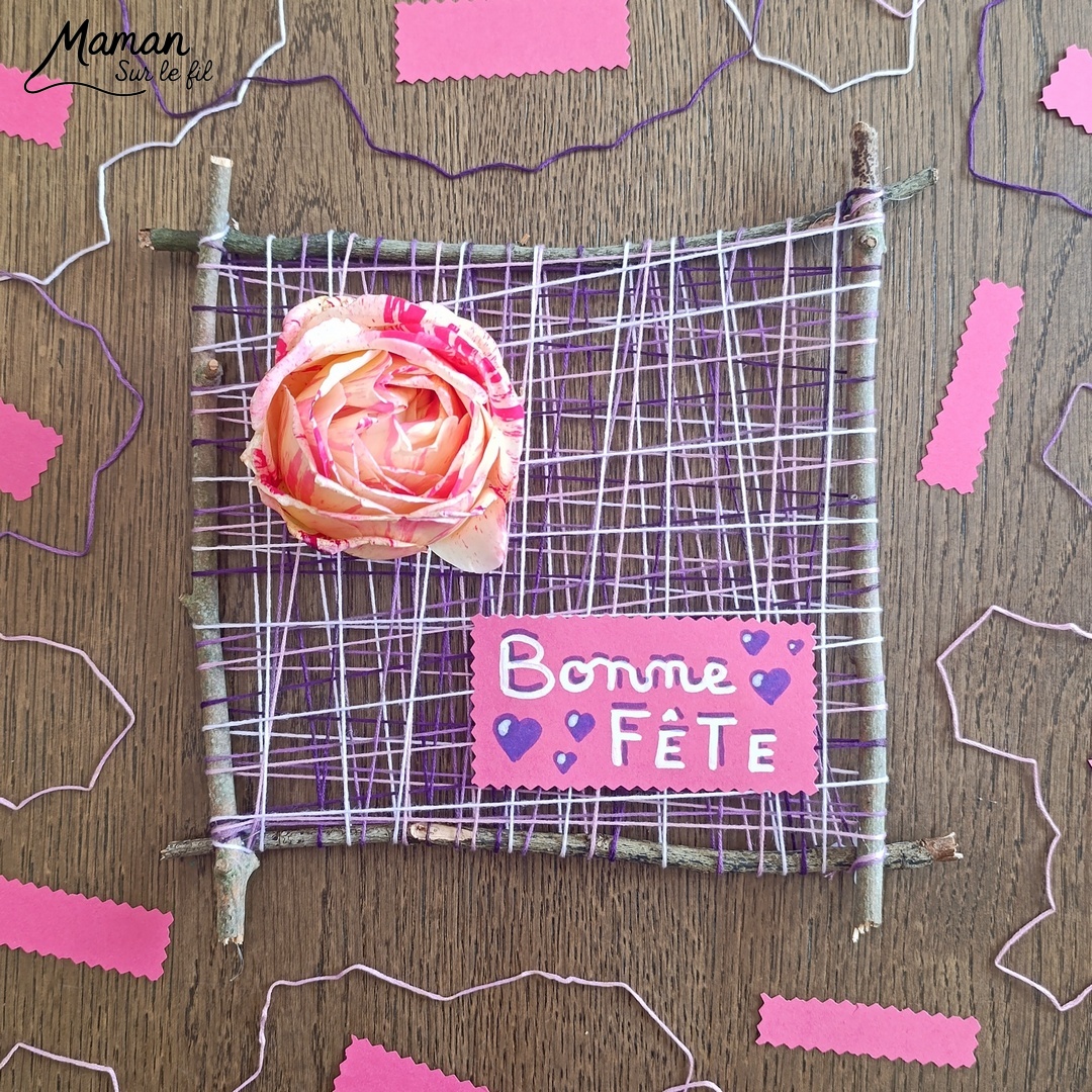 Fabriquer un cadre nature à offrir pour la fête des mères et présentation du grand guide de la nature chez Salamandre : activité créative, manuelle, nature et lecture enfants - Land art ou art nature - Cadre avec des bâtons - Laine enroulée pour faire comme un tissage - Joli rose et étiquette de Bonne fête - Cadeau DIY Fait maison pour la fête des mères ou des grands-mères - Arts visuels, Bricolage maternelle, élémentaire (cycles 1, 2 et 3) - Atelier nature, école dehors - Grand guide de la nature : encyclopédie hyper riche pour reconnaitre 2600 espèces, indices et traces pour nous accompagner sur le terrain, pendant les promenades - Avis sur les livres Salamandre, parfaits pour enfants et adultes, amoureux de la nature et des animaux - Maternelle, Primaire, collège, lycée, adultes - Thème Animaux, forêt, campagnes, oiseaux, fleurs, printemps, nature - Amour, amitié, Saint Valentin, fêtes - Bricolage sympa et facile - Arts visuels Maternelle et cycle 2 - Maternelle et élémentaire - Créativité et lecture jeunesse - Cycle 1 ou 2 - tutoriel photos - mslf