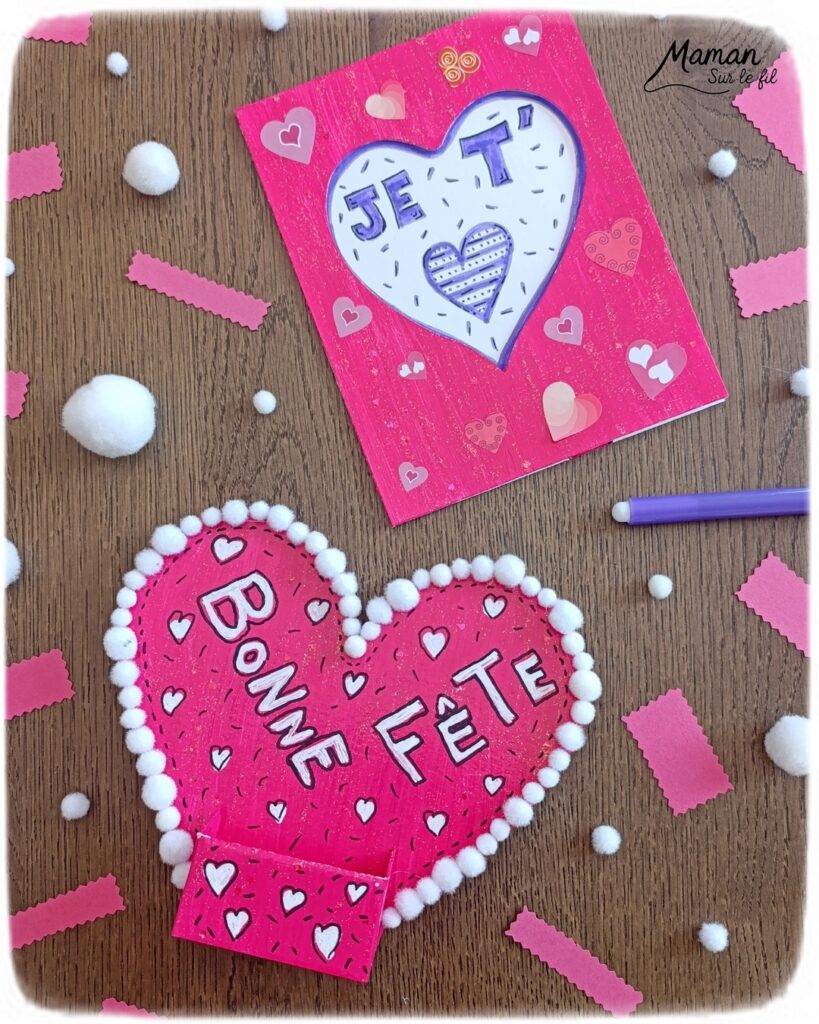 Fabriquer une carte et un support de téléphone en carton pour la fête des mères : activité créative, peinture, dessins et manuelle enfants - Matériel et supports en carton de chez Cléopâtre - Idée Cadeau à petit prix - Peinture rose, empreintes de doigts pour les coeurs, paillettes avec gel pailleté plein d'amour - Décor avec pompons blanc et message blanc et noir - Cadeau à offrir DIY Fait maison - Décoration DIY Fait maison - Arts visuels et Bricolage facile - Thème amour, amitié, Saint Valentin, fête des mères, grands-mères, pères, grands-pères - Bricolage et décoration sympa et facile - Arts visuels maternelle et élémentaire - Cycles 1 et 2 - Créativité - tutoriel photos - mslf