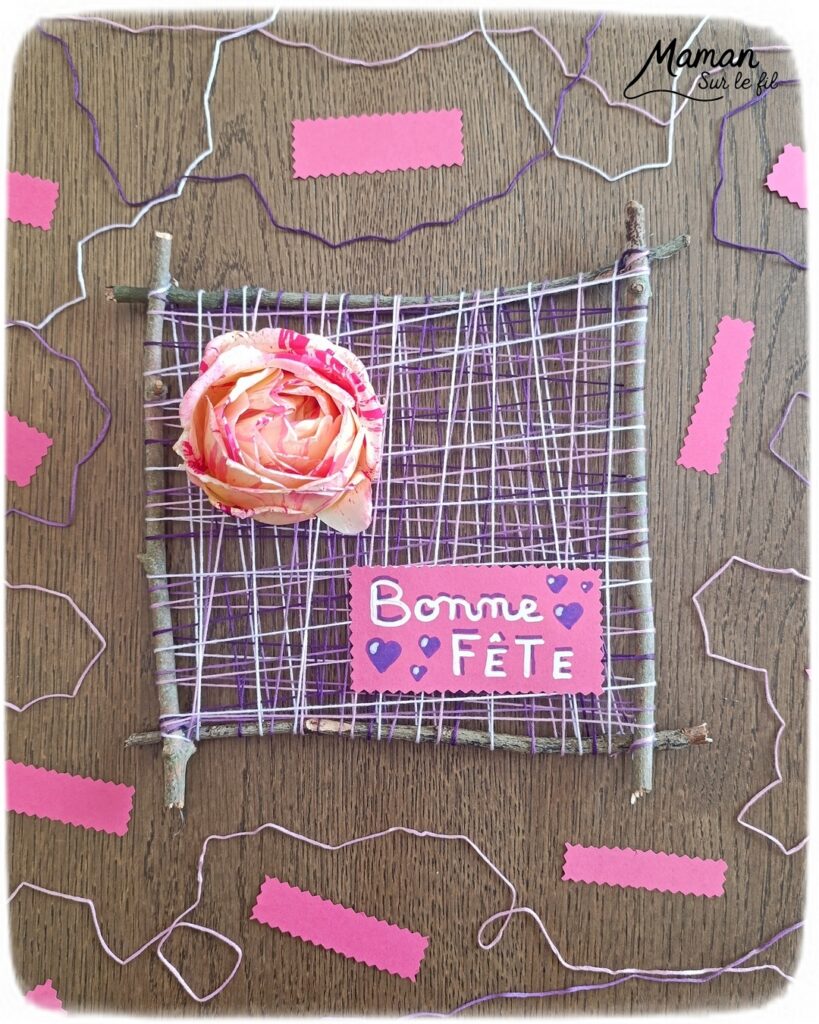 Fabriquer un cadre nature à offrir pour la fête des mères et présentation du grand guide de la nature chez Salamandre : activité créative, manuelle, nature et lecture enfants - Land art ou art nature - Cadre avec des bâtons - Laine enroulée pour faire comme un tissage - Joli rose et étiquette de Bonne fête - Cadeau DIY Fait maison pour la fête des mères ou des grands-mères - Arts visuels, Bricolage maternelle, élémentaire (cycles 1, 2 et 3) - Atelier nature, école dehors - Grand guide de la nature : encyclopédie hyper riche pour reconnaitre 2600 espèces, indices et traces pour nous accompagner sur le terrain, pendant les promenades - Avis sur les livres Salamandre, parfaits pour enfants et adultes, amoureux de la nature et des animaux - Maternelle, Primaire, collège, lycée, adultes - Thème Animaux, forêt, campagnes, oiseaux, fleurs, printemps, nature - Amour, amitié, Saint Valentin, fêtes - Bricolage sympa et facile - Arts visuels Maternelle et cycle 2 - Maternelle et élémentaire - Créativité et lecture jeunesse - Cycle 1 ou 2 - tutoriel photos - mslf